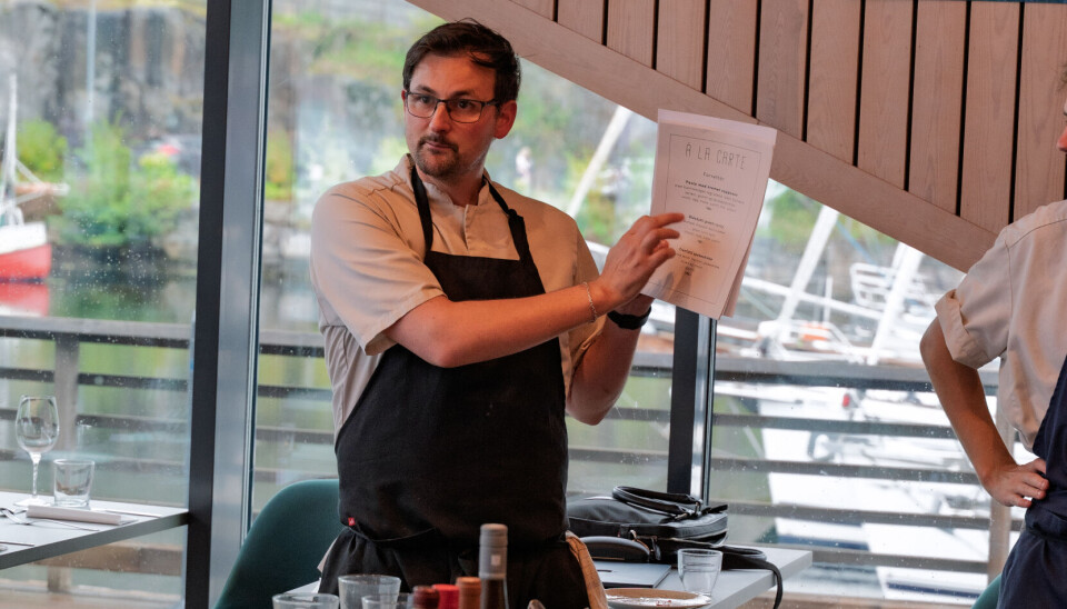 Daniel Mikaelsen (37), fagansvarlig hos Kranaskjæret Restaurant og Catering AS, forteller om den nye menyen til de ansatte.