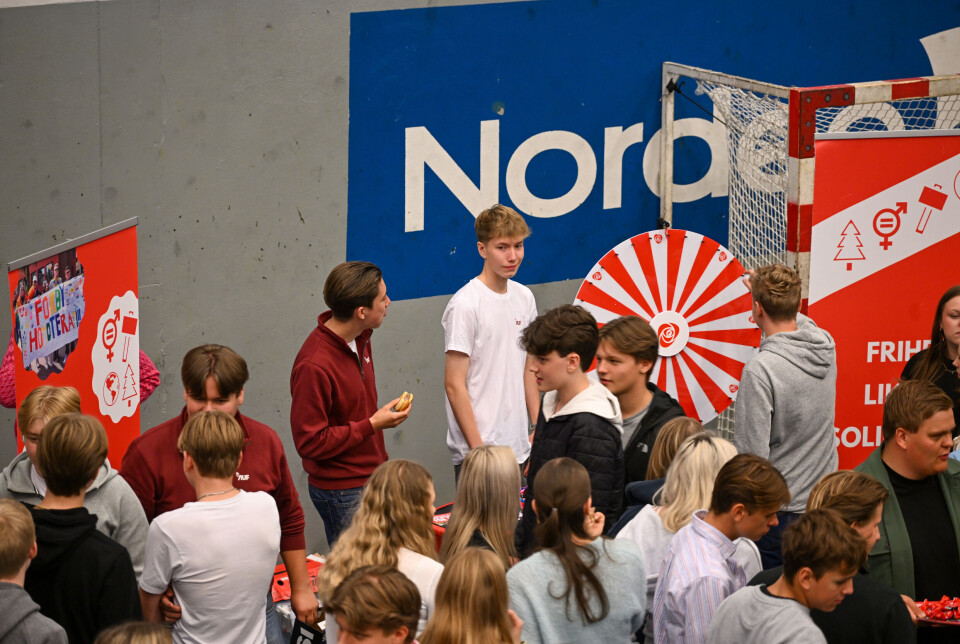 Skolevalget på Kristiansund videregående skole tirsdag 2. august 2025 i forbindelse med skolevalget. I midten: Marius Ringstad, fra før av kjent som leder i ungdomsrådet i Kristiansund, er en av de få engasjerte AUF-medlemmene i Kristiansund.