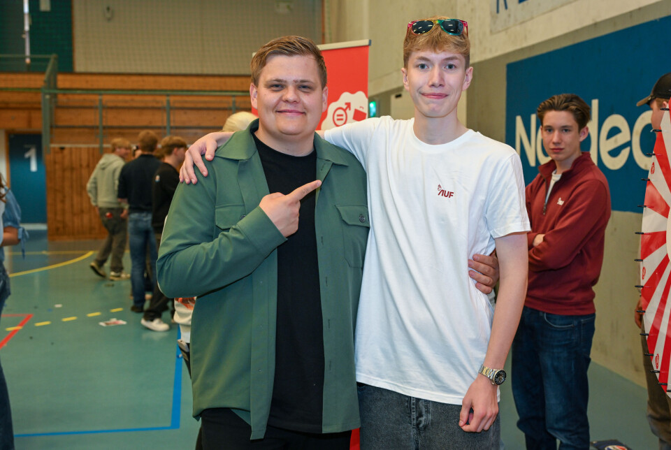Gaute Børstad Skjervø peker på Marius Ringstad.
