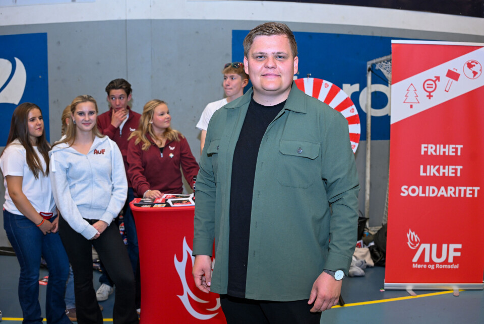 Gaute Børstad Skjervø sammen med lokale AUF-ere fra Møre og Romsdal på Kristiansund videregående skole.