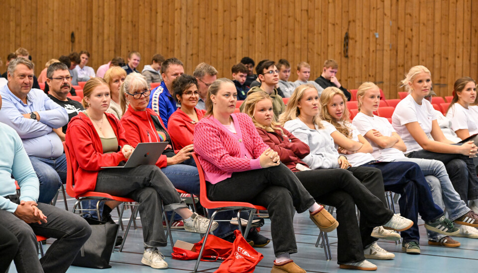 Elever følger skolevalgsdebatten på Kristiansund videregående skole tirsdag 2. september 2025. Her også en stor delegasjon fra AUF på besøk.