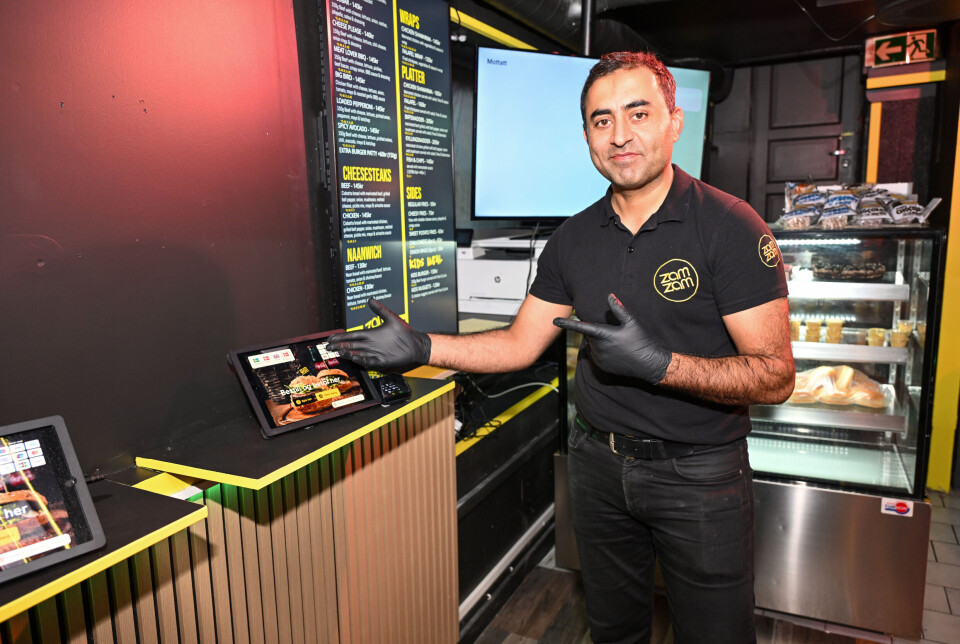 Daglig leder Saif Khan Rafiq hos Zam Zam viser frem en ny, moderne løsning for å bestille mens man er i butikken Online-bestilling er selvsagt også mulig. Eller å si ordren til gutta, på god gammeldags måte.
