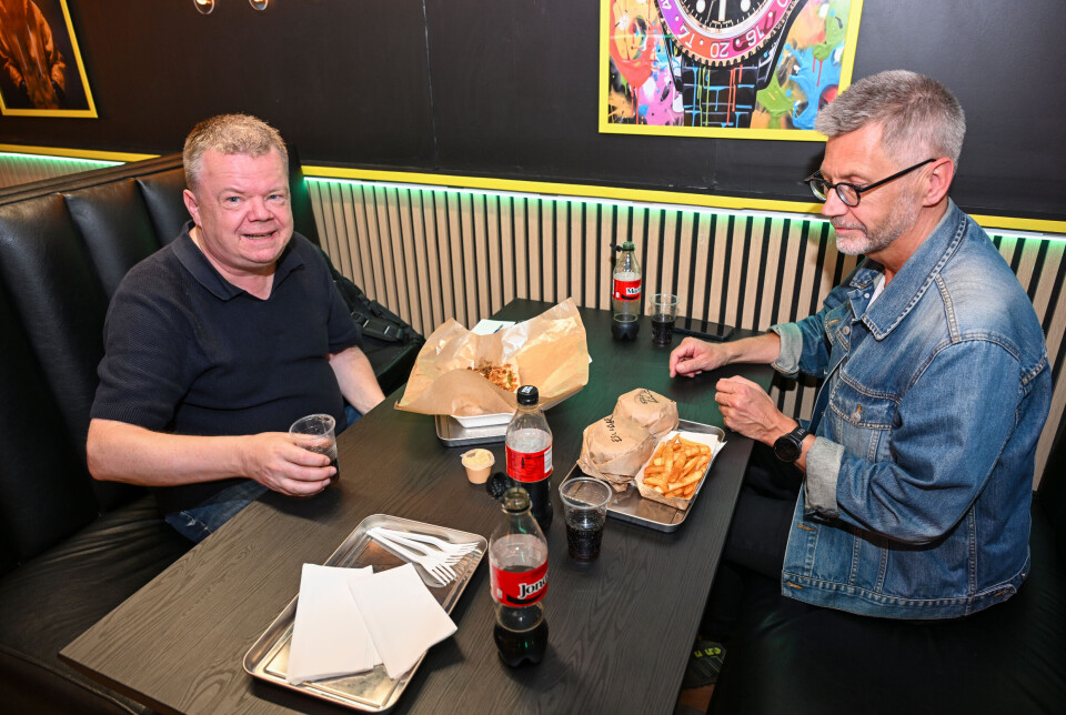 NP.nos Torbjørn Andersen (t.v.) fikk teste ut menyen. Her sammen med Alf Roar Rasmussen (t.h.), tidligere lokalavisjournalist i Kristiansund, nå mangeårig ansatt i Aftenposten.