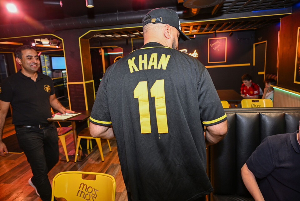 Daglig leder Saif Khan Rafiq hos Zam Zam, Kristiansunds nye gourmet-fastfood-restaurant i Langveien 3. T.h. hans kompanjong, Mqzkes Khan (ikke i slekt) – som vil være mer anonym på bilder.
