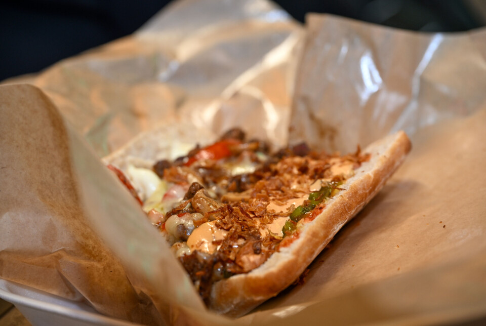 Zam Zams cheesesteak spesial. Dette er en sandwich laget av tynne skiver av biff og smeltet ost i en lang hoagie-rull. En populær regional hurtigmat, den har sine røtter i den amerikanske byen Philadelphia, Pennsylvania, USA.