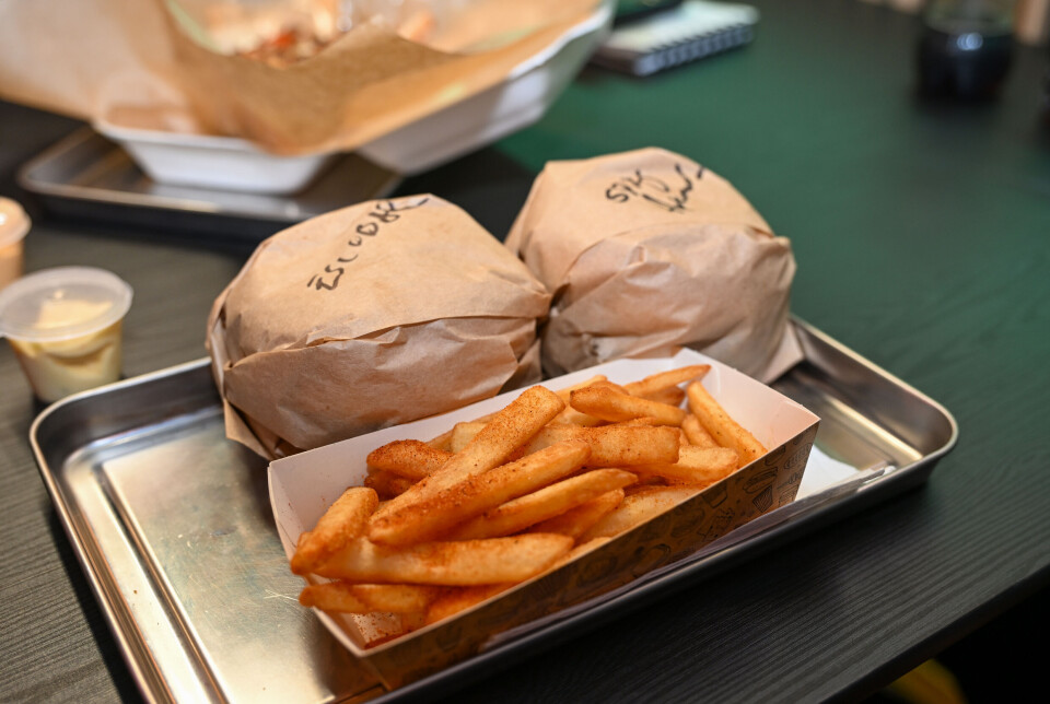 Søtpoteter og to meget smaksrike hamburgere.