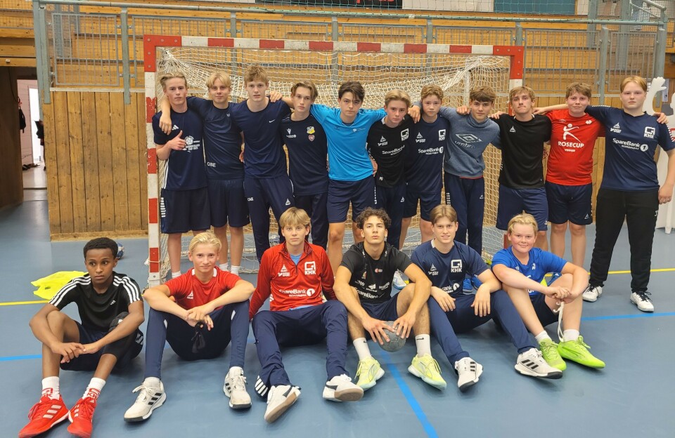 Kristiansund Håndballklubbs gutter 2010-lag. Bak fra venstre: Edvard Kjønvik, Sander Furu Sevaldsen, Christian Aas Elshaug, Patrik Klaksvik Sundsøy, Casper Kringstad Arstim, Phillip Myrset Schjølberg, Millian Hungnes Iversen, Herman Sollid-Sivertsen, Iver Aspen, Emilian Hultgren Skotheimsvik og Sander Vebenstad. Foran fra venstre: Hudaifa Geire, Emil Waage, Jonah Myrset Normann, Iliya Mirzapour, Hrafn Bjerkestrand og Mikael Olai Moss-Knutsen.