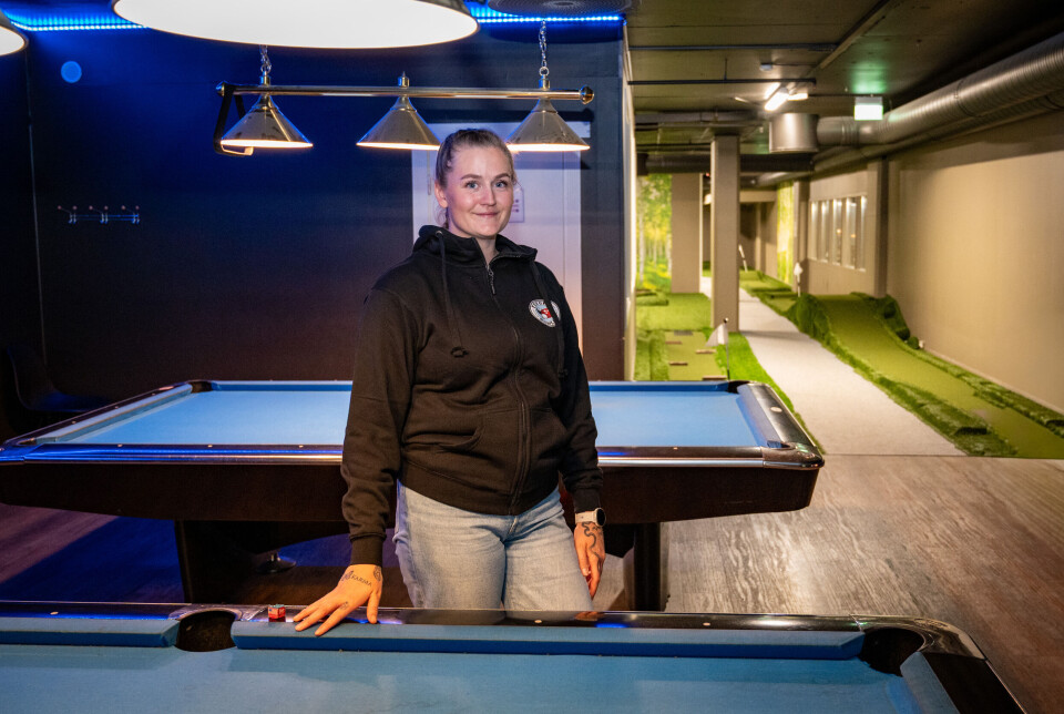 Ariel Iversen er butikksjef hos Futura Bowling. Her viser hun frem to flotte biljardbord.