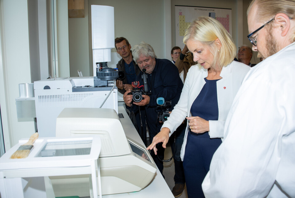 Forsknings- og høyere utdanningsminister Sigrun Aasland sammen med Trond R. Oskars fra Møreforsking under åpningen av den nye DNA-laben på Campus Kristiansund.