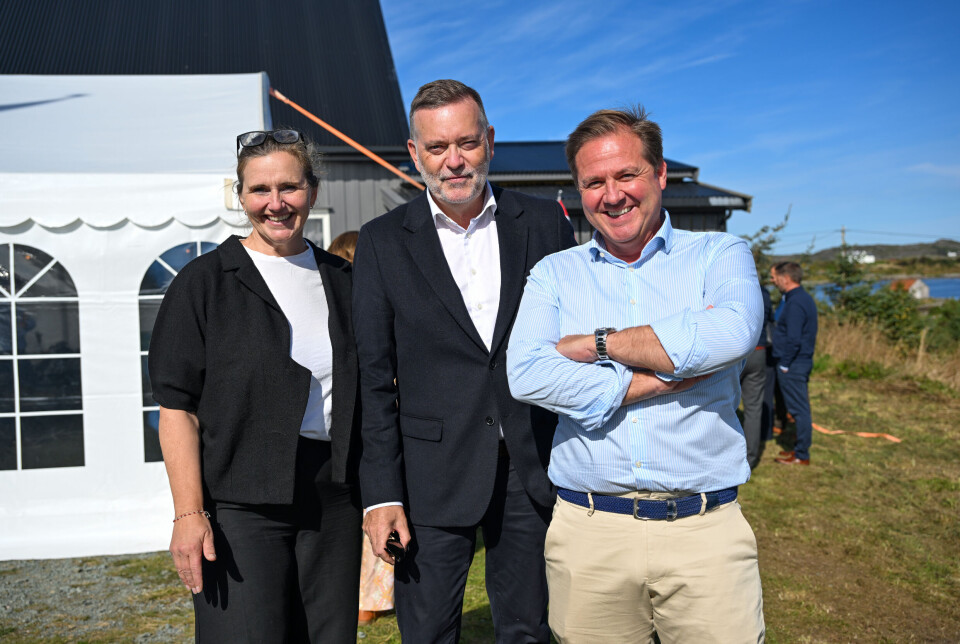 F.v. Tove Åstasund Iversen (Smøla næringsforening), Jan-Erik Larsen (Villsaugården) og Even Landre (Sparebank1 Nordmøre) utgjør arrangementskomiteen for Smølakonferansen 2025. Her foran Bygdahuset Steinsøyneset.