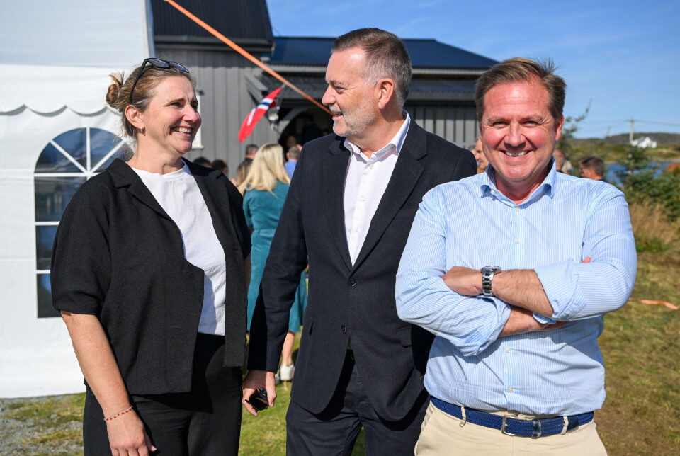 F.v. Tove Åstasund Iversen (Smøla næringsforening), Jan-Erik Larsen (Villsaugården) og Even Landre (Sparebank1 Nordmøre) utgjør arrangementskomiteen for Smølakonferansen 2025. Her foran Bygdahuset Steinsøyneset.