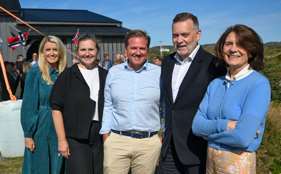 F.v. Randi Gustad, Tove Åstasund Iversen (Smøla næringsforening), Even Landre (Sparebank1 Nordmøre), Jan-Erik Larsen (Villsaugården) og Aslaug Holm foran Bygdahuset Steinsøyneset i forbindelse med Smølakonferansen 2025.