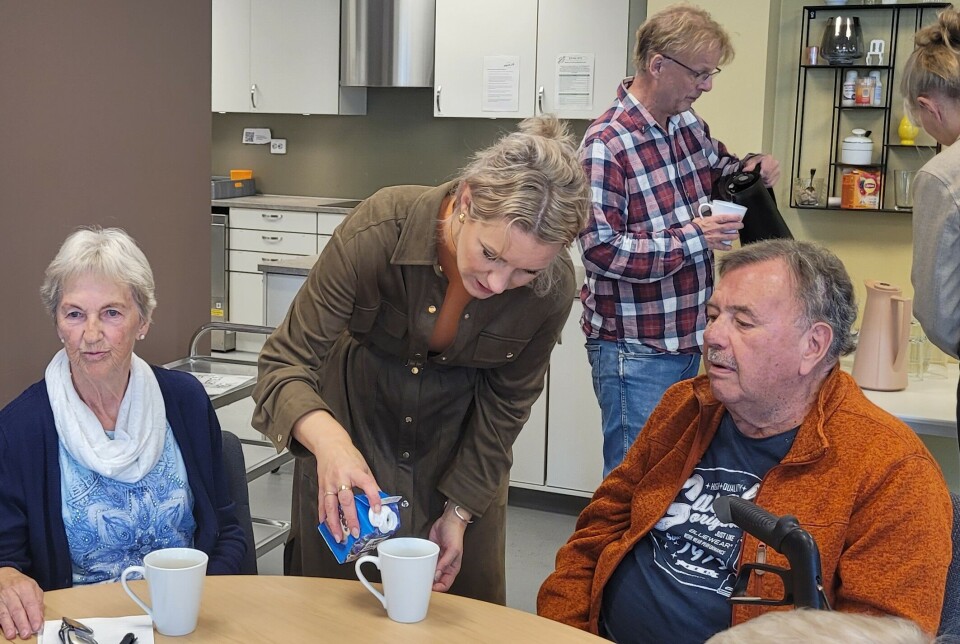 Karianne Oldernes Tung (i midten) serverte kaffe til flere av fremmøtte. Her er Eilsabeth Solli (t.v,) og Arne Sigve Nilsen (t.h.).