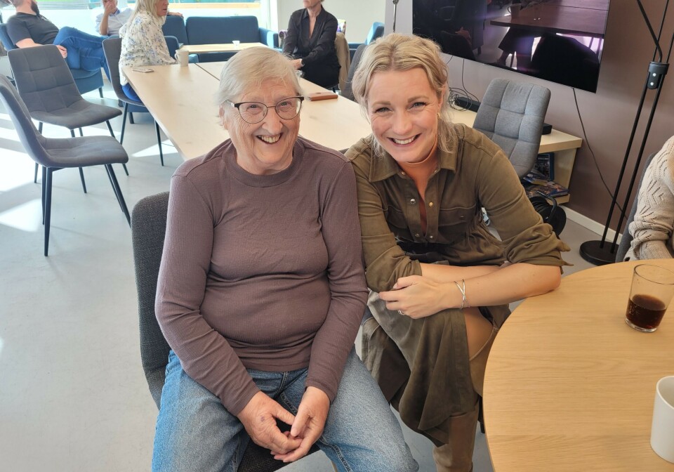 Anne Marie Wærstad (t.v.) i samtale med Karianne Oldernes Tung.