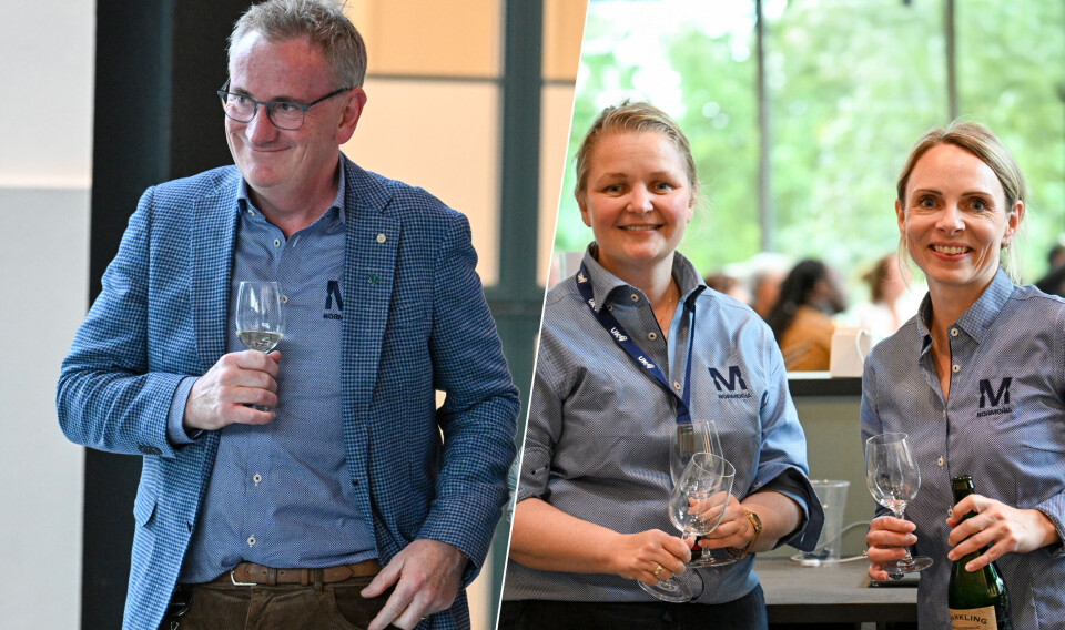 T.v.: Asgeir Bahre Hansen, daglig leder i Normoria, med et sprudlende glass. T.h. Produsentene i Normoria, Ingeborg Fagerlie Johannesen og Hanne Tømmervåg kveldens barvertinner. BEGGE FOTO: JOHN BERGE
