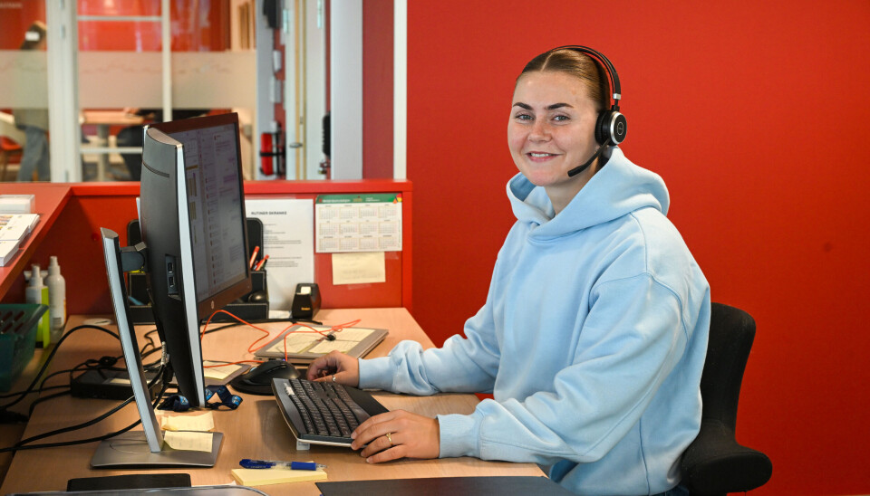 Andrea Hasselø Aasgård bak skranken hos Servicetorget hos Kristiansund kommune.
