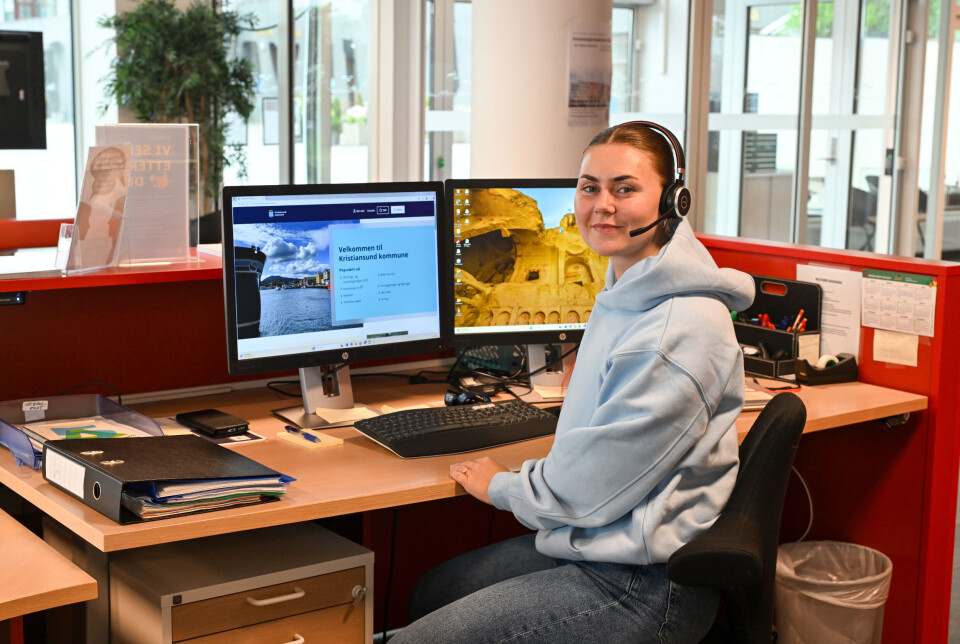 Andrea Hasselø Aasgård bak skranken hos Servicetorget hos Kristiansund kommune.