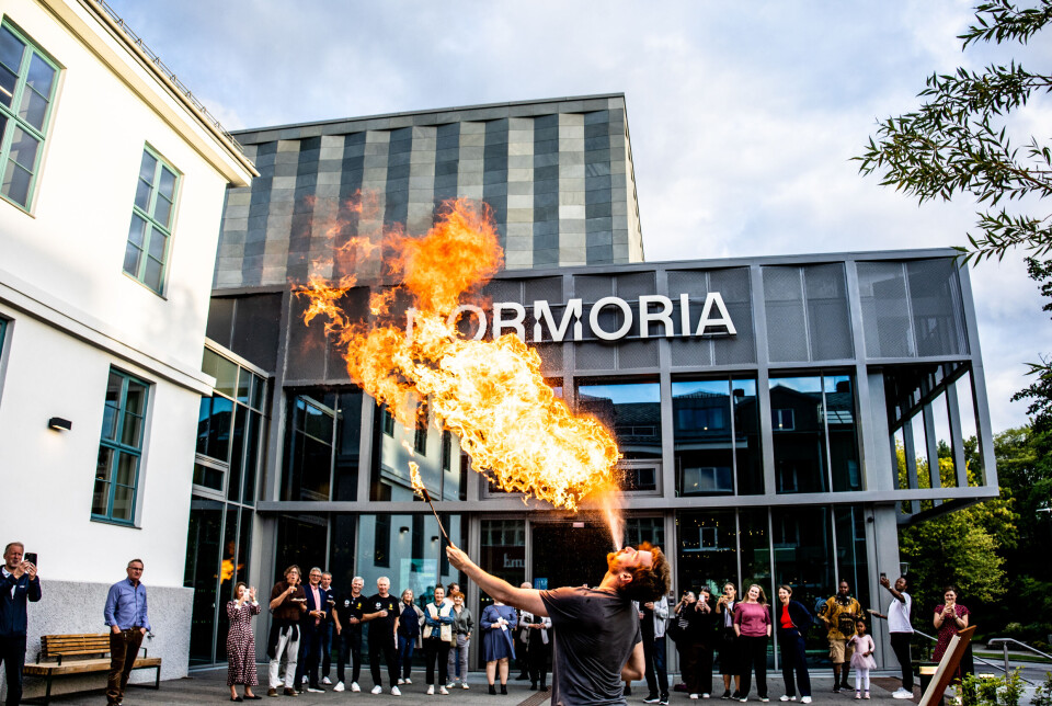 KULTURKOMMUNE: Flammeslukeren Vebjørn Heimland Henni startet kickoffet for Norges kulturkommune 2025-2027 med et spektakulært show.