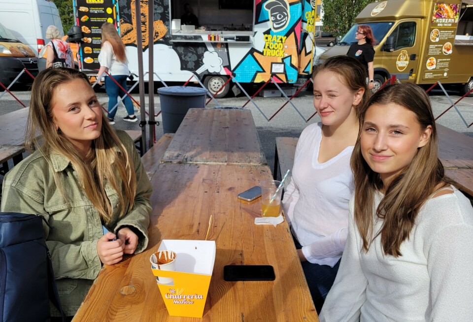 Fra venstre: Julie Astad, Sol Kane og Celina Eckhoff under matfestival på Kongens Plass.