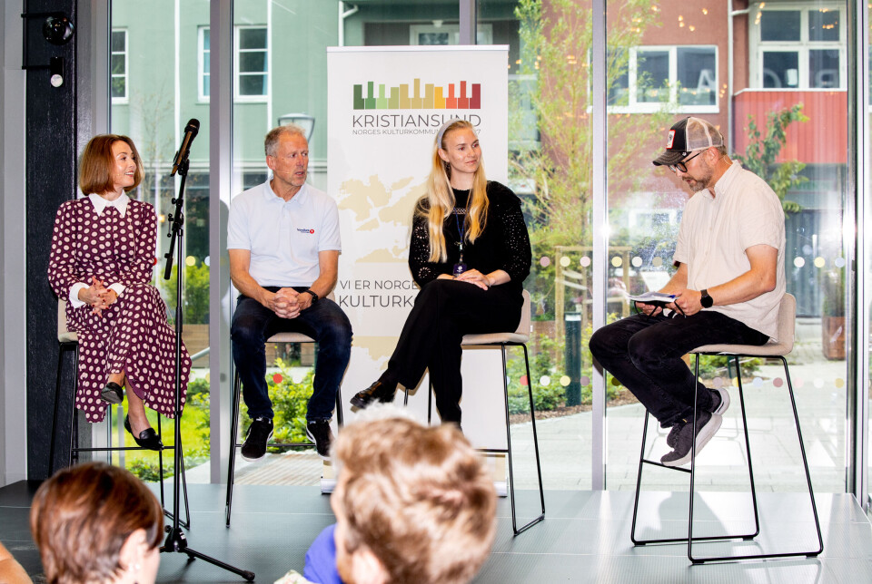 Fra venstre: Kultursjef Toril Skram, Hans Mellemsæther fra SpareBank 1 Nordmøre, Helle Rossen fra Sparebanken Møre og musiker Jan Terje Sager som moderator.