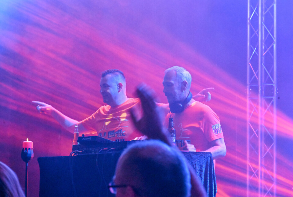 DJ-ene Eirik Michaelsen (t.v.) og Stig Rovik (t.h.) i aksjon under deres arrangement i Kulturfabrikken i Kristiansund fredag 5. september: Disco 30+ – 90Ms and 00’s.