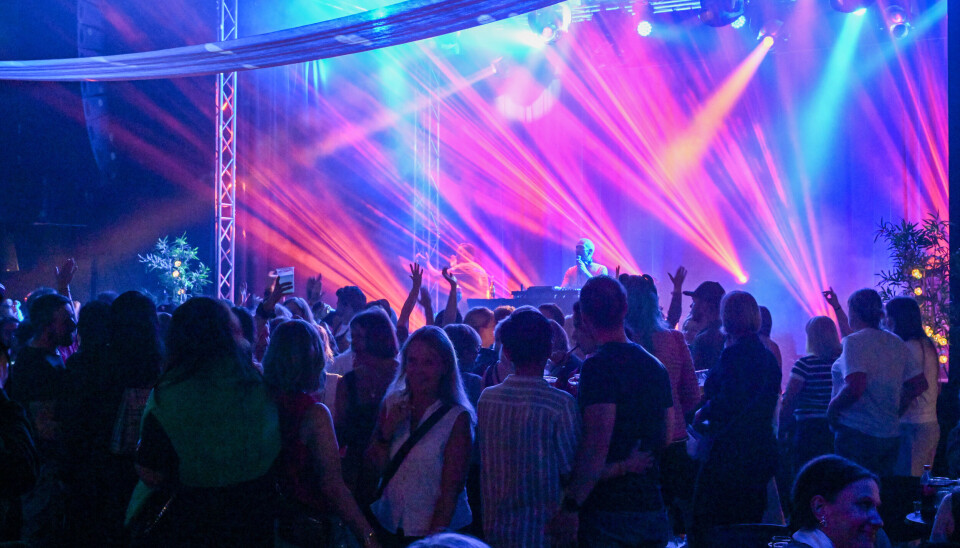 DJ-ene Eirik Michaelsen (t.v.) og Stig Rovik (t.h.) i aksjon under deres arrangement i Kulturfabrikken i Kristiansund fredag 5. september: Disco 30+ – 90Ms and 00’s.