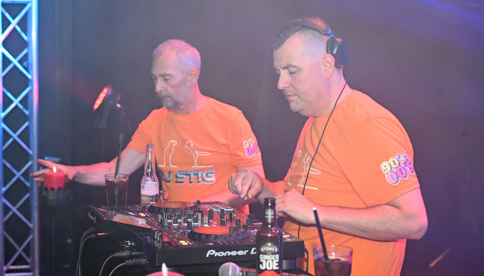 Stig Rovik (t.v.) og Eirik Michaelsen i aksjon under deres arrangement i Kulturfabrikken i Kristiansund fredag 5. september: Disco 30+ – 90Ms and 00’s.
