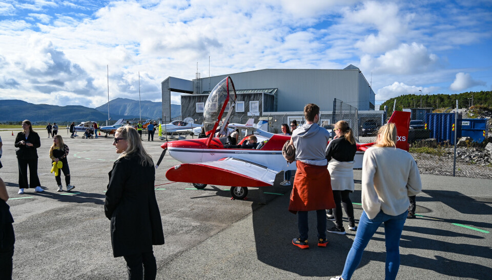 Det var populært å kunne få prøvesitte i en av flyene som sto utstilt. Kvernberget, åpen dag, 06.09.2025