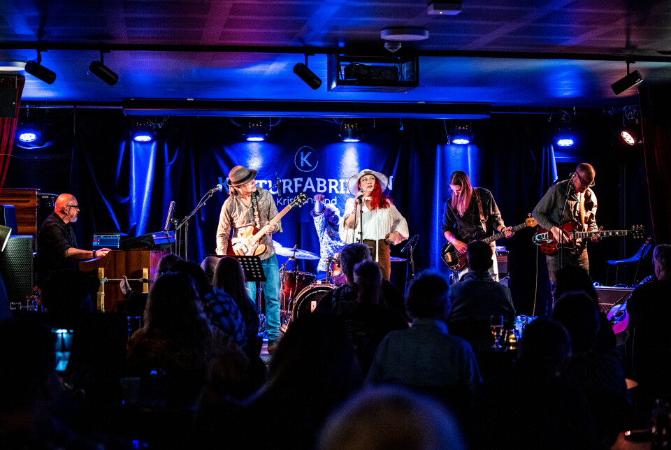 Fra venstre: Gunnar Sylthe (orgel/synth), Øyvind Vassli Hansen (gitar/kor), Christina Oddvik Holm (vokal), Kjetil Hoås Jacobsen (bass/gitar), Stian Aune (trommer) og Hans Frønes (gitar/kor).