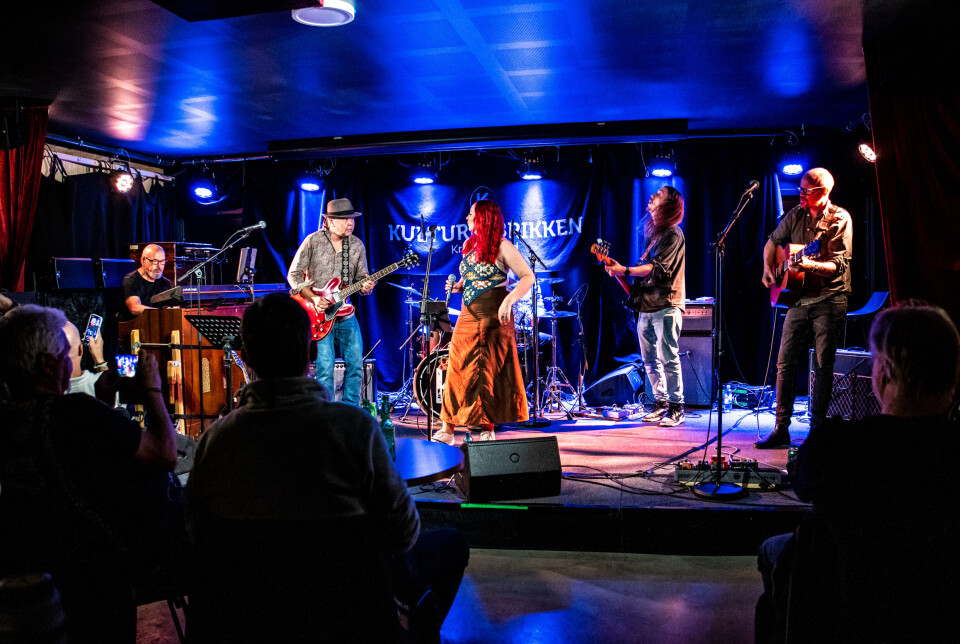 Fra venstre: Gunnar Sylthe (orgel/synth), Øyvind Vassli Hansen (gitar/kor), Christina Oddvik Holm (vokal), Kjetil Hoås Jacobsen (bass/gitar), Stian Aune (trommer) og Hans Frønes (gitar/kor).