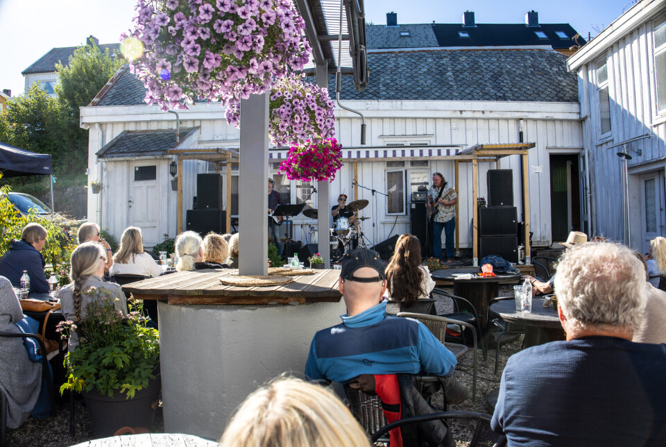 Brynjar Takle Ohr, Freddy Bolsø og Øystein «Nappe» Dahle samlet publikum til ettermiddagskonsert i bakgården på Håndverkeren