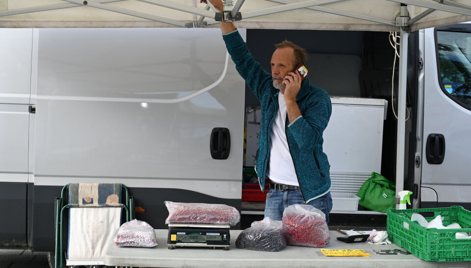 Telefon ringer tett og ofte.