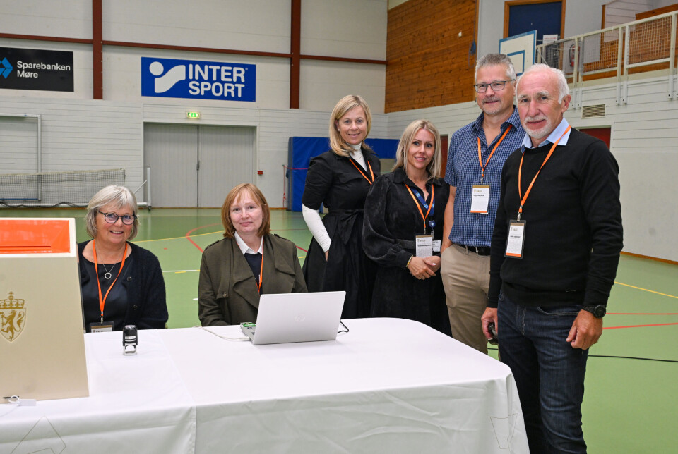 F.v.: Bente Elshaug (folkehelse koordinator), Elin Kamsvåg (rådgiver energi, klima og miljø), Anja Alvilde Stafsnes (enhetsleder forebyggende helsetjenester), Tina Mari Henden (politisk sekretær), Paul Einar Storvik (næringskonsulent) og Johan Aas (leder valglokalet) i valglokalet i Dahlehallen. Alle unntatt Aas er ansatte i Kristiansund kommune.