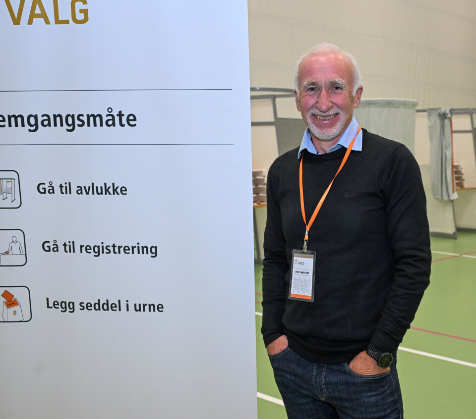 Johan Aas (leder valglokalet) i valglokalet i Dahlehallen.