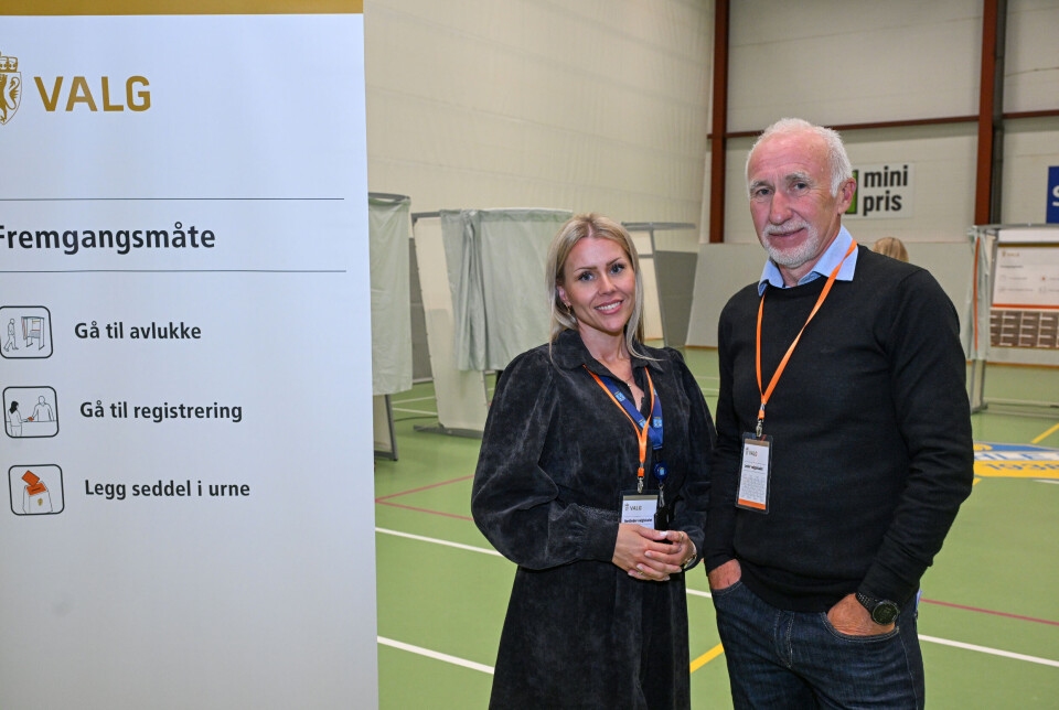 Tina Mari Henden (politisk sekretær) og Johan Aas (leder valglokalet) i valglokalet i Dahlehallen.