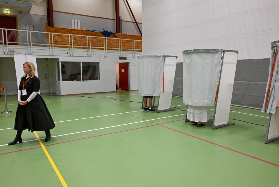 Valglokalet i Dahlehallen. T.v. valgmedarbeider Anja Alvilde Stafsnes (enhetsleder forebyggende helsetjenester) i Kristiansund kommune.