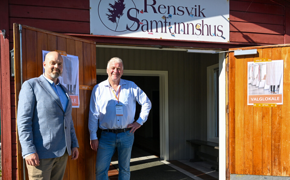 Valgansvarlig for tellingen i Kristiansund kommune, Arild Ovesen (IT-sjef) (t.v.) besøkte Per Kvalvik (leder valglokalet) (t.h.) på Rensvik samfunnshus med ekstra valgmateriell.