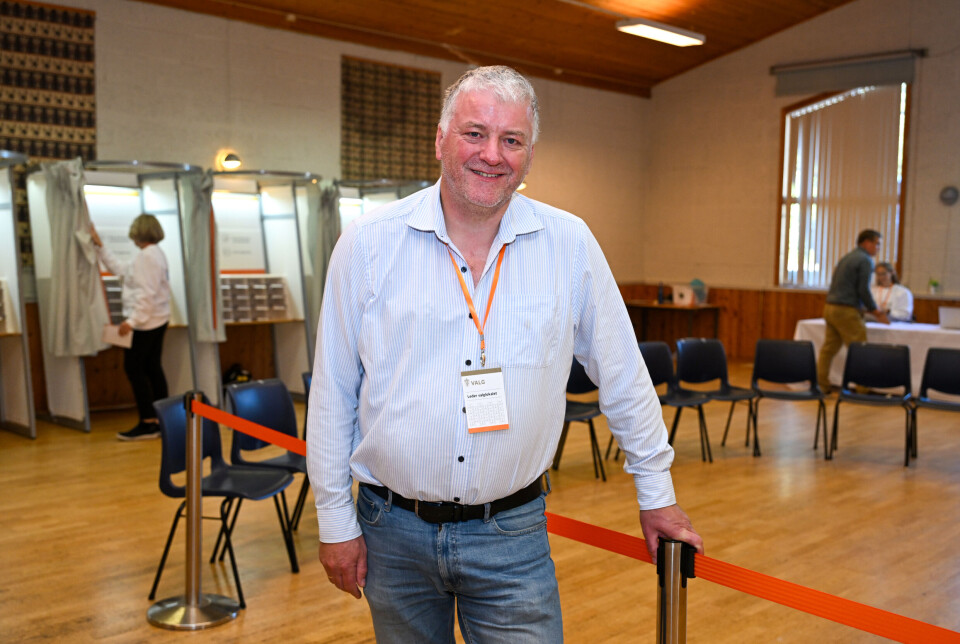 Per Kvalvik (leder valglokalet) på Rensvik samfunnshus.