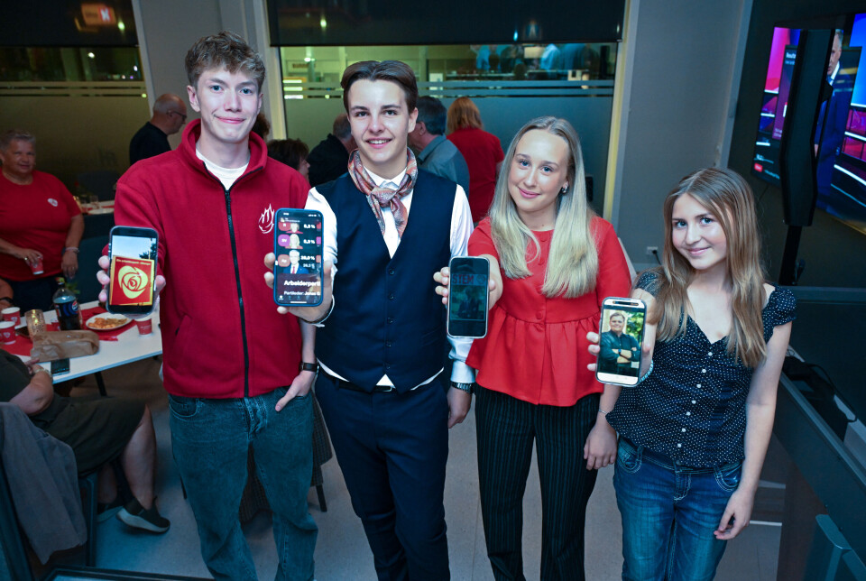 Fra Arbeiderpartiets valgvake i Folkets hus i Kristiansund. F.v. Marius Ringstad (16), Simen Alsvik (17), Ellen Karin Bach (15) og Eira H. Nørbech (15).