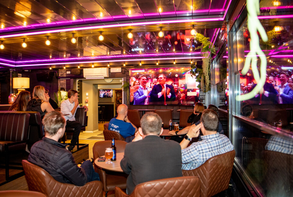 Det gikk et stønn gjennom rommet på Frps valgvake på Tordenskjold Pub da de første resultatene ble presentert.