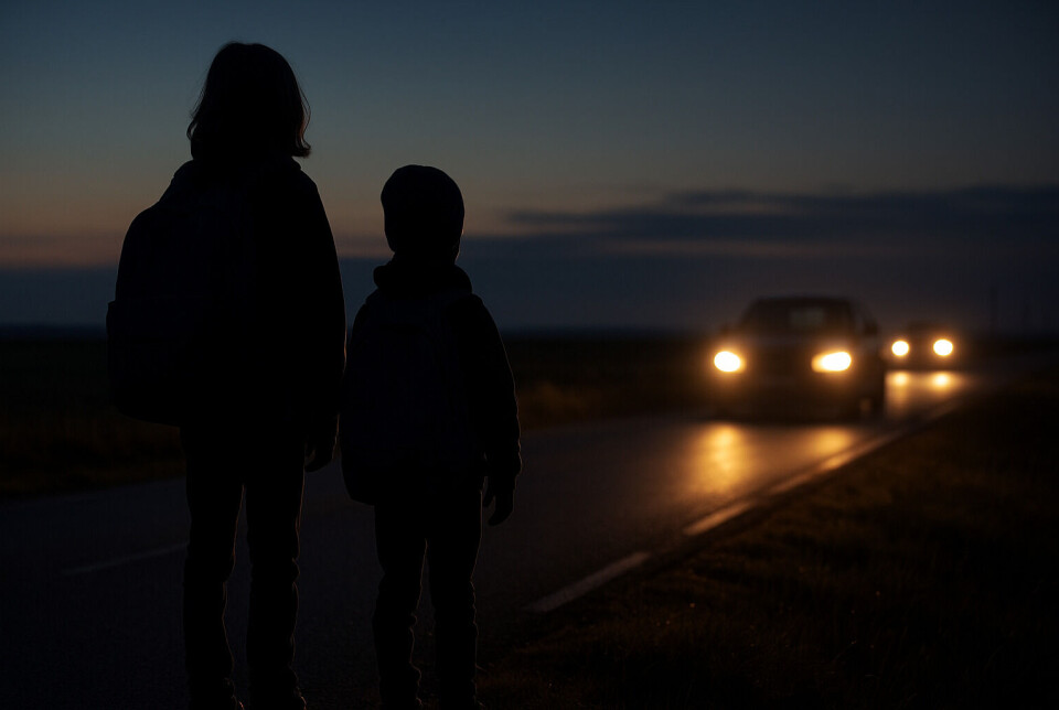 Illustrasjon av skolebarn ved trafikkert vei.