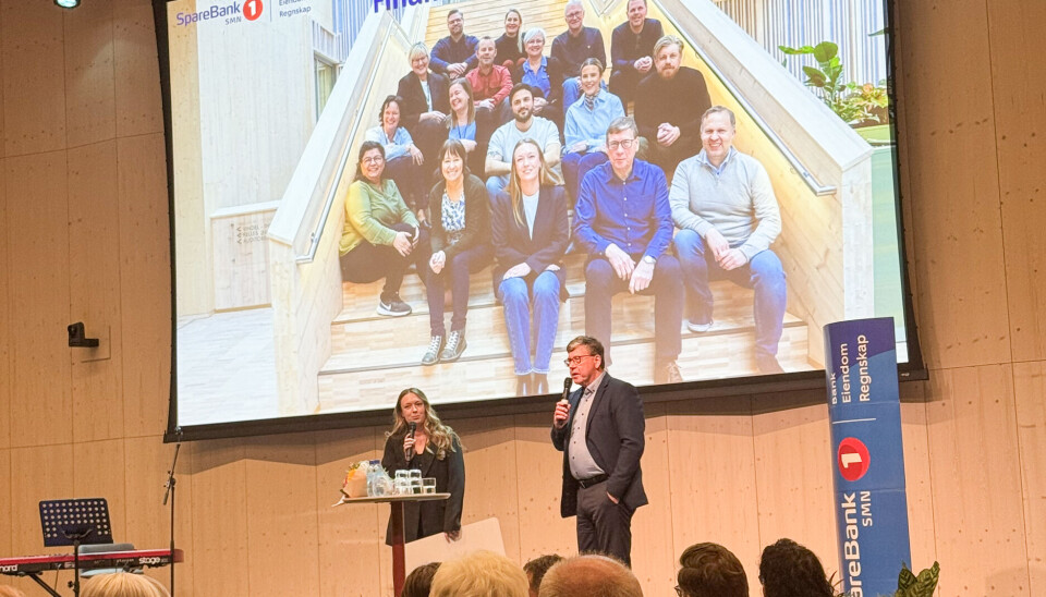 Fra åpningsfesten til Sparebank 1 SMN i Campus Kristiansund. Finanshusleder Tiril Bjerkestrand Olsen og teamleder i regnskapshuset Erling Meese på scenen.