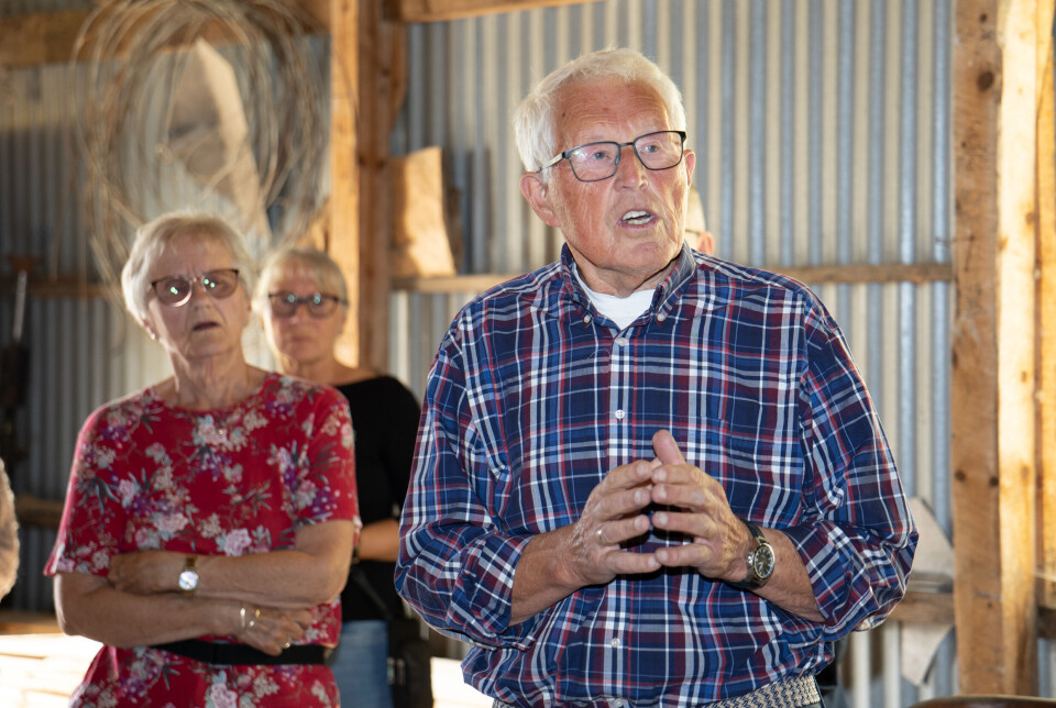 Leder i Averøy historielag, John Harry Kvalshaug. Bak står Randi Engvik og Anita Fjellstad.