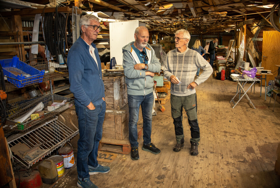 F.v.: Kjell Johansen og Alf Røsand hadde ansvaret for brannsikringen og HMS, slik at alt gikk trygt for seg, her i samtale med Oddvar Ildhusøy fra Henda.