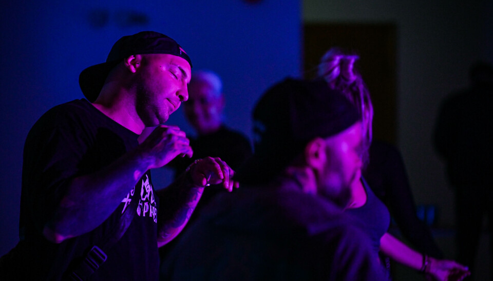 Gjestene danser til tunge techno rytmer.