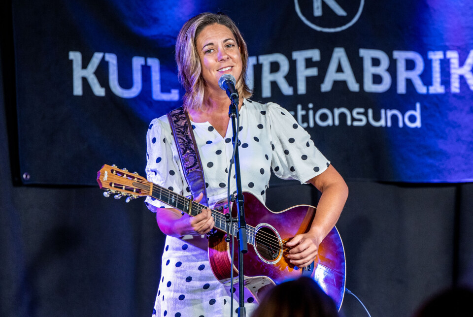 Charlotte Audestad fra Hitra, opprinnelig født i Kristiansund, leverte et personlig konsertsett med humoristiske og alvorlige kjærlighetsviser på dialekt.