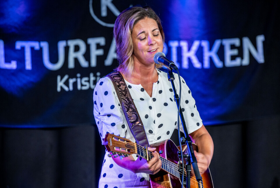 Charlotte Audestad fra Hitra, opprinnelig født i Kristiansund, leverte et personlig konsertsett med humoristiske og alvorlige kjærlighetsviser på dialekt.