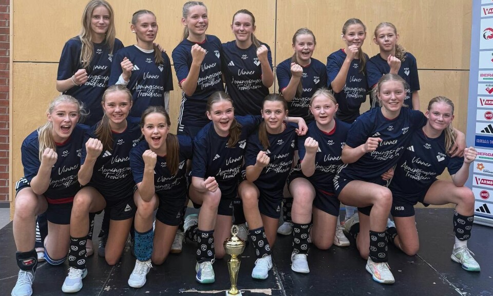 Kristiansund Håndballklubbs jenter 2011-lag. Øverst fra venstre: Eldrid Brakstad Rovde, Marie Bergdal-Forsnes, Gabriele Raudyte, Marie Sandvik, Jenny Olaug Tvestad, Eline Jonasson, Alma Husby. Nederst fra venstre: Victoria Uthaug Neergaard, Anna Haveneraas Lystad, Mathea Sjølstad-Hellem, Tuva Borestølen, Vilma Kvande Kjønø, Anna Oline Tvestad, Hannah Frantsvåg Berntzen og Helle Simonsen Borøchstein.
