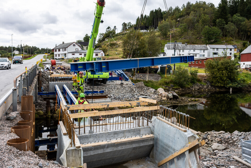 Crane Norway Group løfter de seks H-bjelkene på plass over Bådalselva i Bådalen på Averøy.