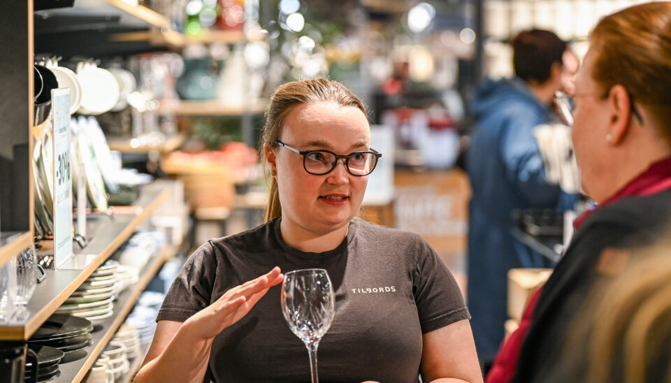 Malin Solvold hjelper villig kundene med å finne det de ønsker.